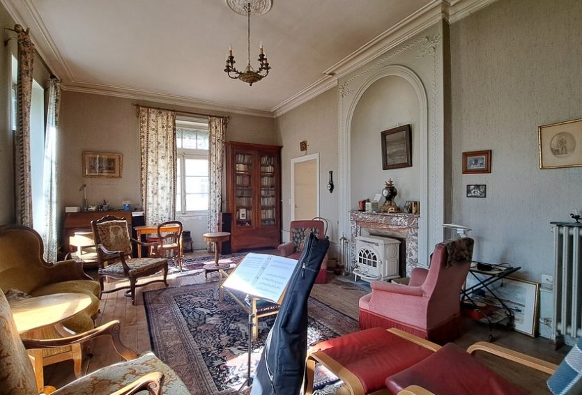 Château de 632 m² avec dépendances dans un parc de 2,06 ha.