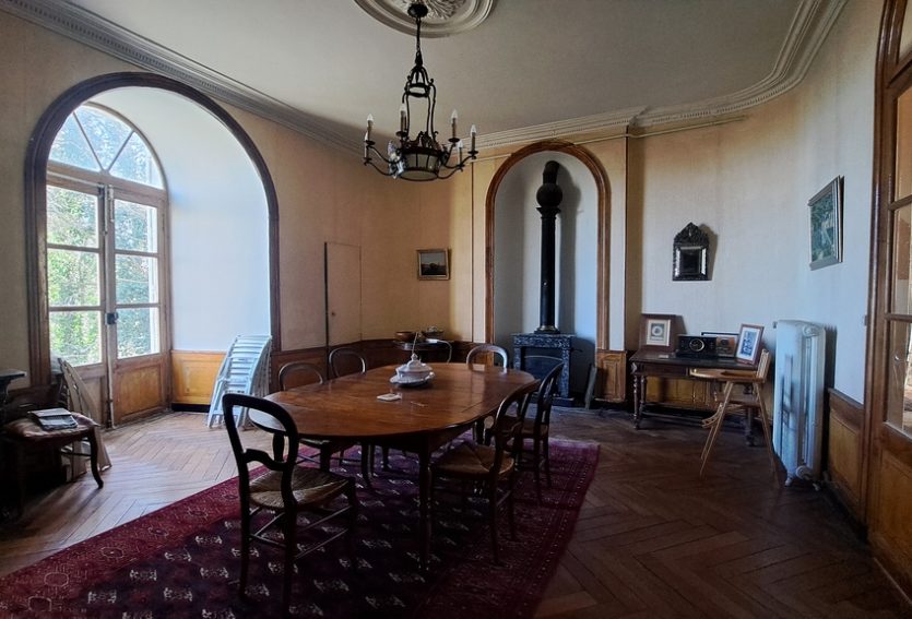 Château de 632 m² avec dépendances dans un parc de 2,06 ha.