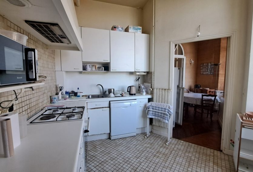 Château de 632 m² avec dépendances dans un parc de 2,06 ha.