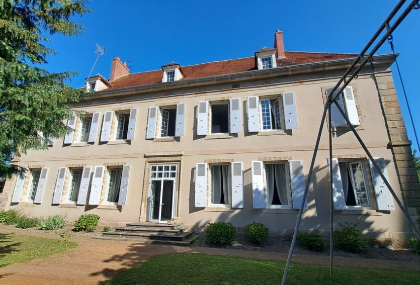Demeure du XVIIe siècle avec dépendances et parc.