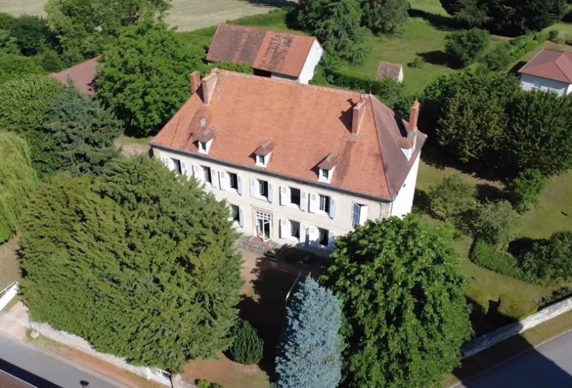 Demeure du XVIIe siècle avec dépendances et parc.