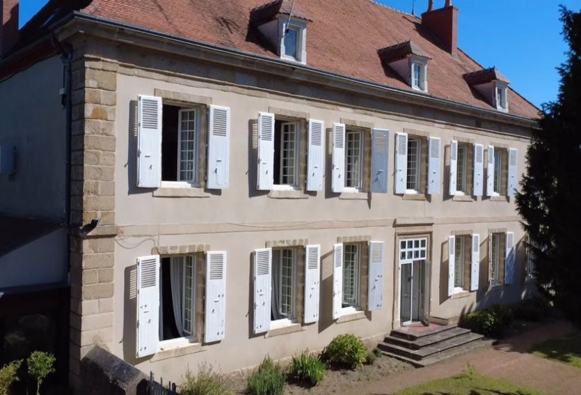 Demeure du XVIIe siècle avec dépendances et parc.