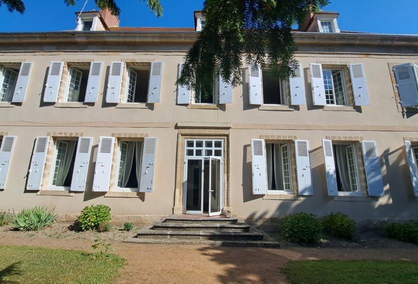 Demeure du XVIIe siècle avec dépendances et parc.