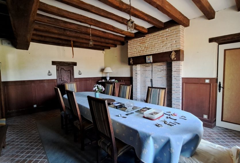Relais de chasse XIXe avec 20 ha.