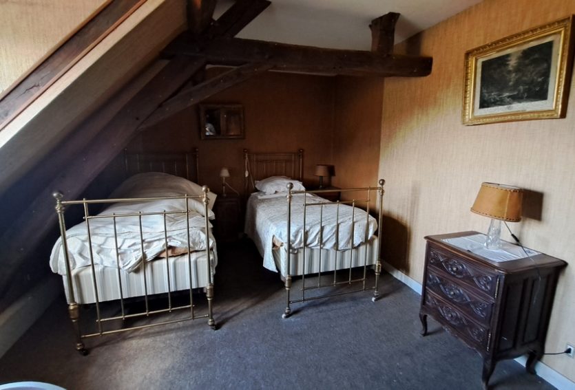 Relais de chasse XIXe avec 20 ha.