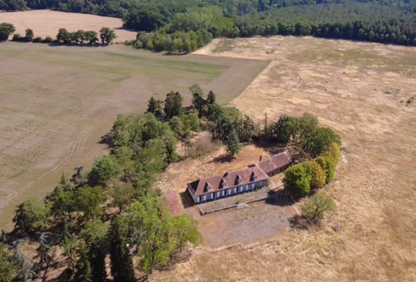 Relais de chasse XIXe avec 20 ha.