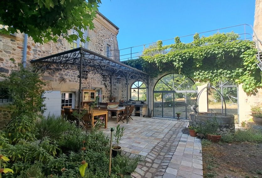 Domaine de 79 ha comprenant un château, deux maisons annexes et des dépendances.