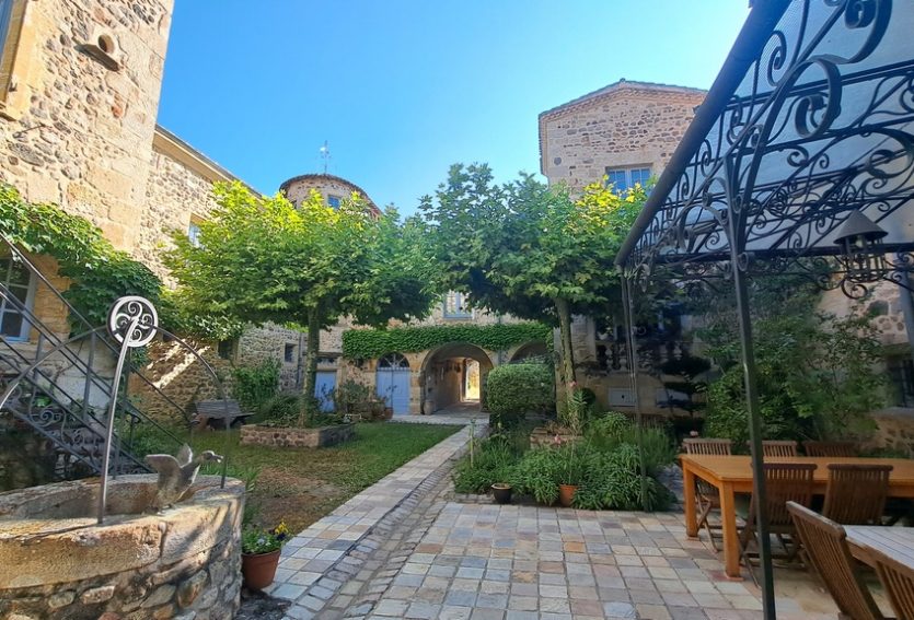Domaine de 79 ha comprenant un château, deux maisons annexes et des dépendances.