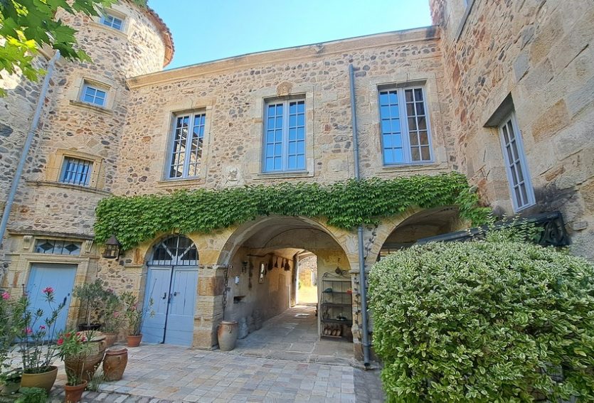 Domaine de 79 ha comprenant un château, deux maisons annexes et des dépendances.