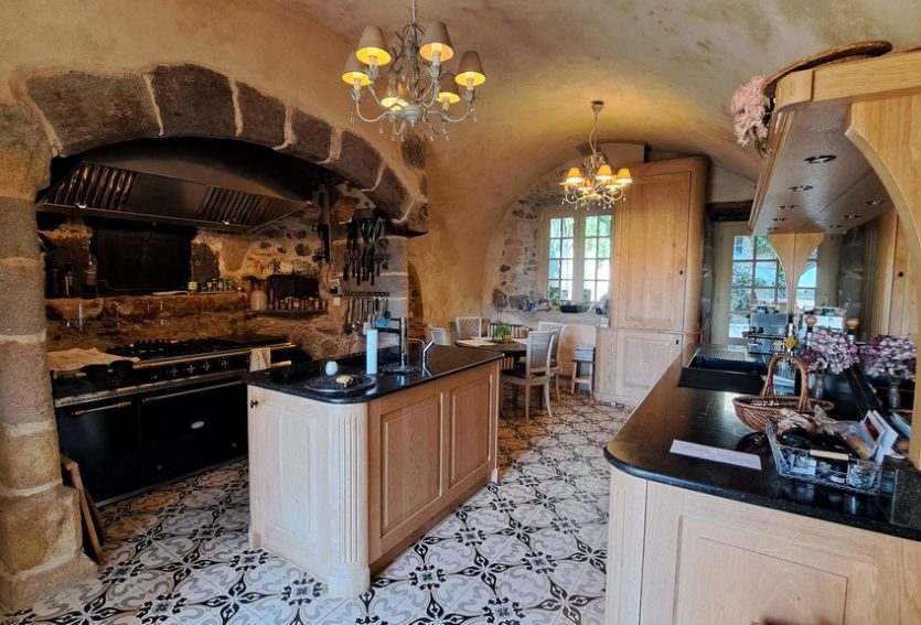 Domaine de 79 ha comprenant un château, deux maisons annexes et des dépendances.