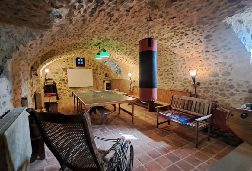 Domaine de 79 ha comprenant un château, deux maisons annexes et des dépendances.