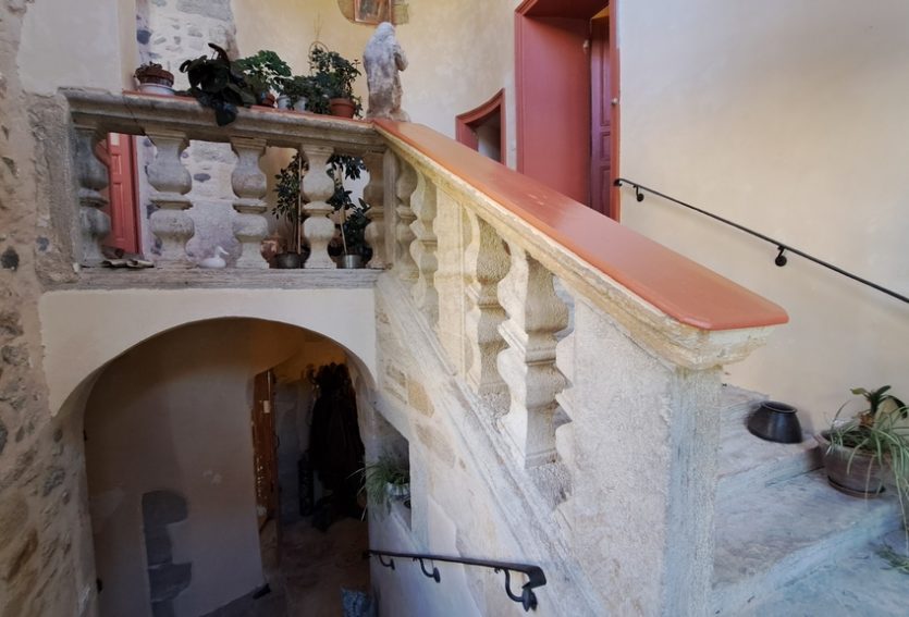 Domaine de 79 ha comprenant un château, deux maisons annexes et des dépendances.