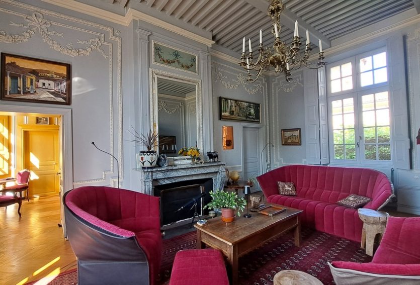 Domaine de 79 ha comprenant un château, deux maisons annexes et des dépendances.