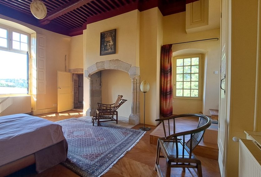 Domaine de 79 ha comprenant un château, deux maisons annexes et des dépendances.