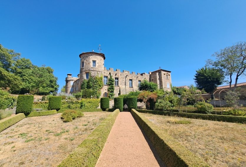 Domaine de 79 ha comprenant un château, deux maisons annexes et des dépendances.