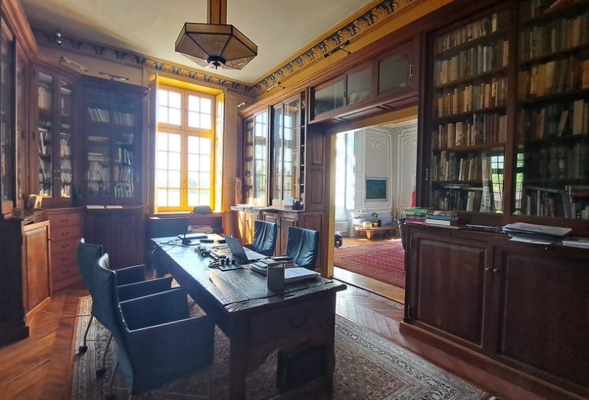 Domaine de 79 ha comprenant un château, deux maisons annexes et des dépendances.