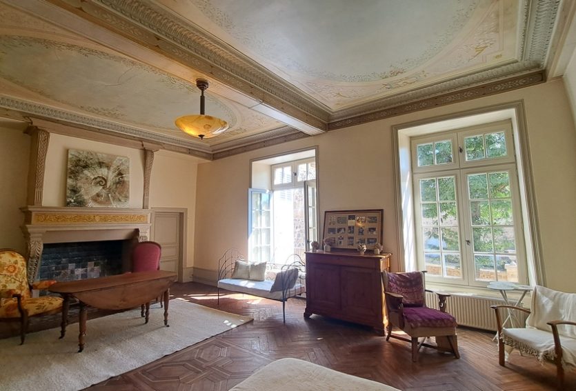 Domaine de 79 ha comprenant un château, deux maisons annexes et des dépendances.