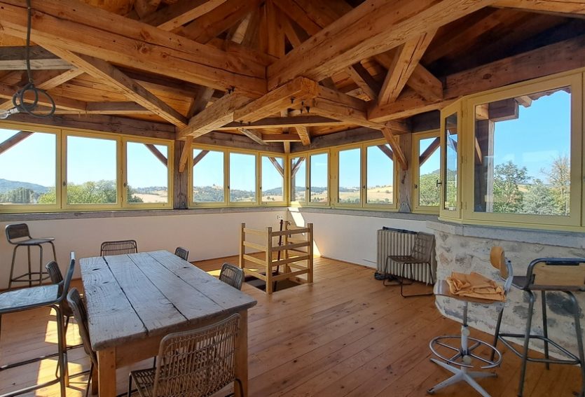 Domaine de 79 ha comprenant un château, deux maisons annexes et des dépendances.