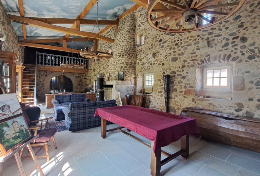 Domaine de 79 ha comprenant un château, deux maisons annexes et des dépendances.