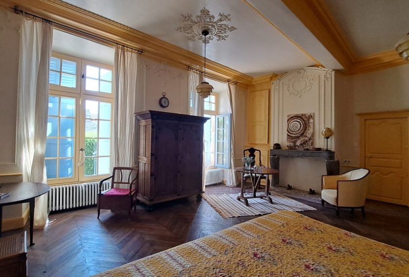 Domaine de 79 ha comprenant un château, deux maisons annexes et des dépendances.