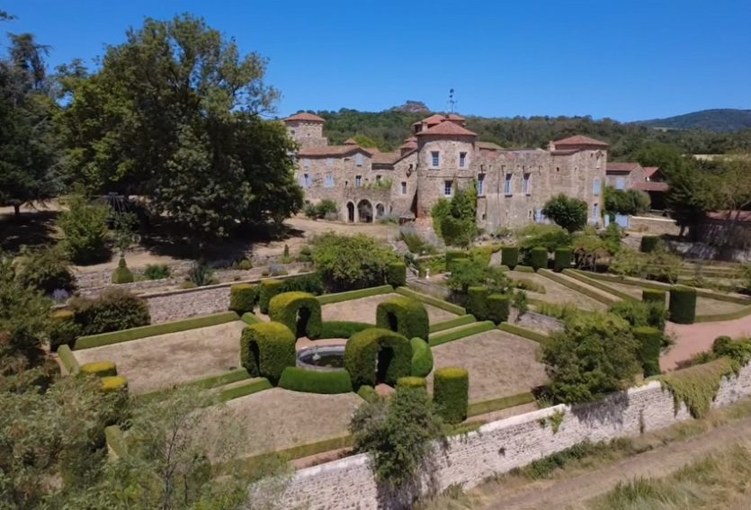 Domaine de 79 ha comprenant un château, deux maisons annexes et des dépendances.