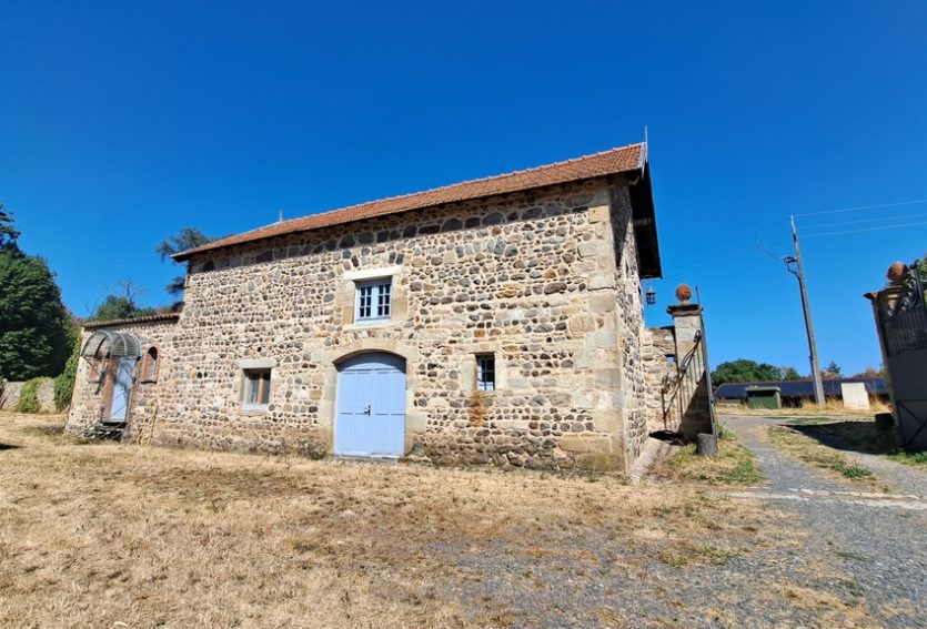 Domaine de 79 ha comprenant un château, deux maisons annexes et des dépendances.