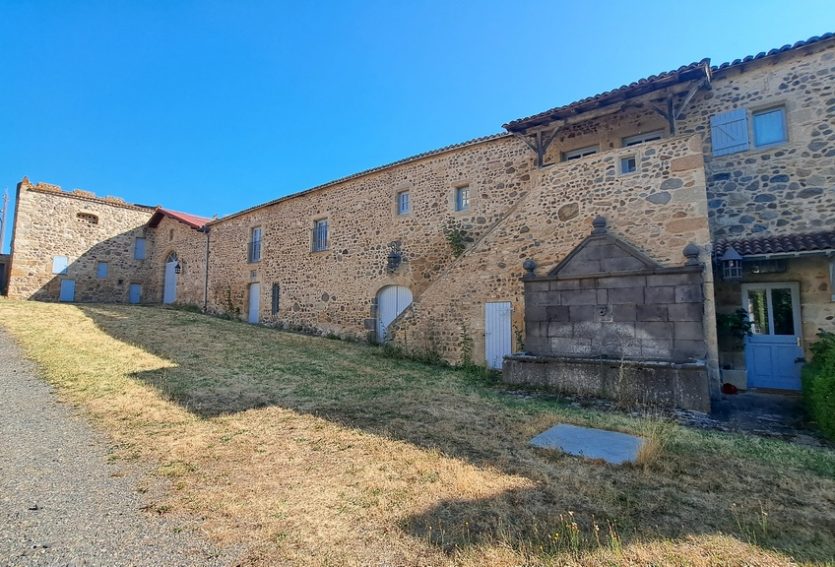 Domaine de 79 ha comprenant un château, deux maisons annexes et des dépendances.