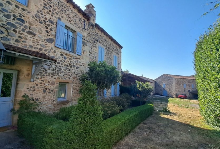 Domaine de 79 ha comprenant un château, deux maisons annexes et des dépendances.