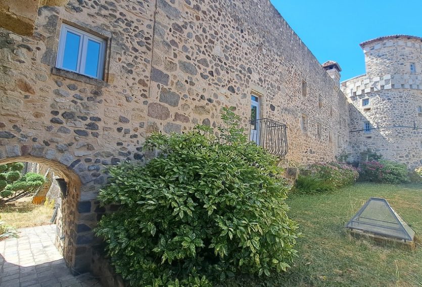 Domaine de 79 ha comprenant un château, deux maisons annexes et des dépendances.