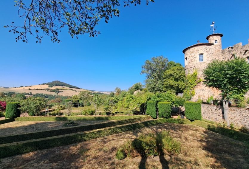 Domaine de 79 ha comprenant un château, deux maisons annexes et des dépendances.