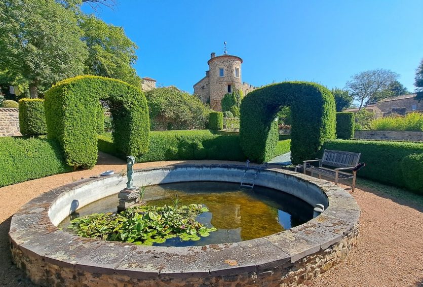 Domaine de 79 ha comprenant un château, deux maisons annexes et des dépendances.