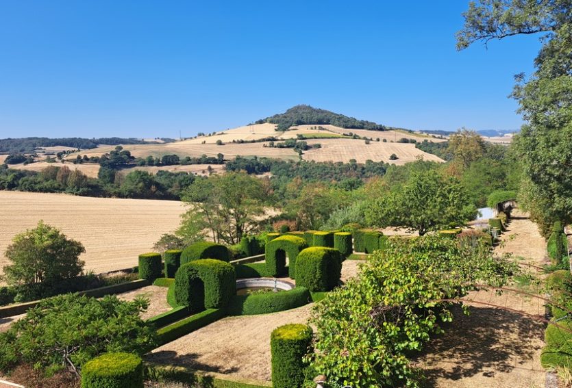 Domaine de 79 ha comprenant un château, deux maisons annexes et des dépendances.
