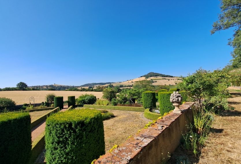 Domaine de 79 ha comprenant un château, deux maisons annexes et des dépendances.