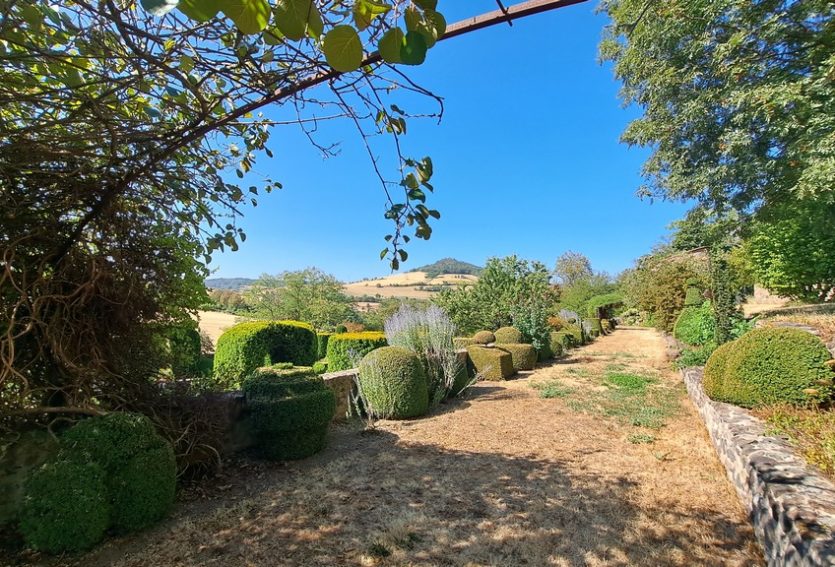 Domaine de 79 ha comprenant un château, deux maisons annexes et des dépendances.