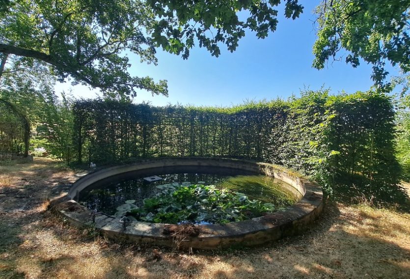 Domaine de 79 ha comprenant un château, deux maisons annexes et des dépendances.