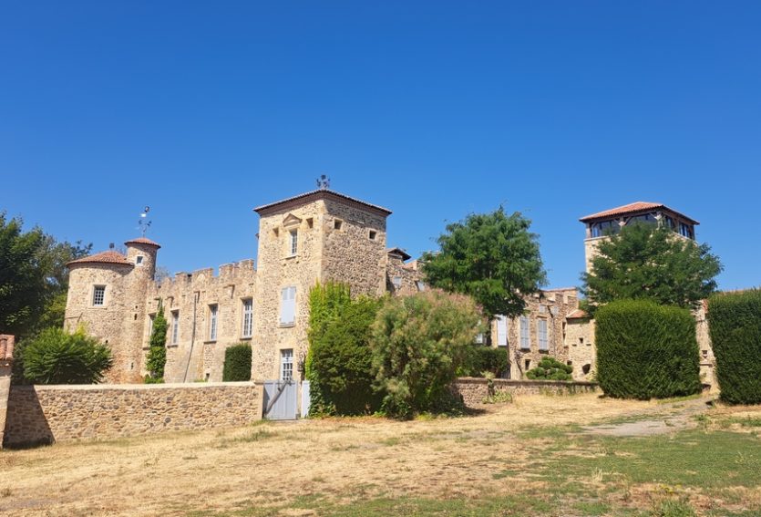 Domaine de 79 ha comprenant un château, deux maisons annexes et des dépendances.