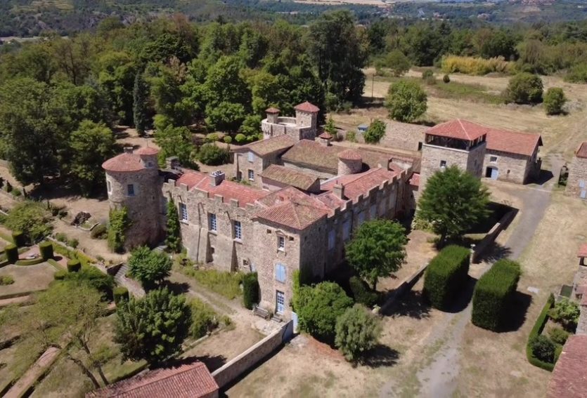 Domaine de 79 ha comprenant un château, deux maisons annexes et des dépendances.
