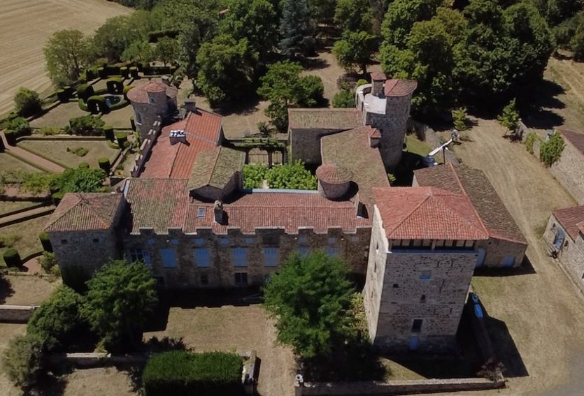 Domaine de 79 ha comprenant un château, deux maisons annexes et des dépendances.