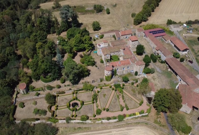 Domaine de 79 ha comprenant un château, deux maisons annexes et des dépendances.