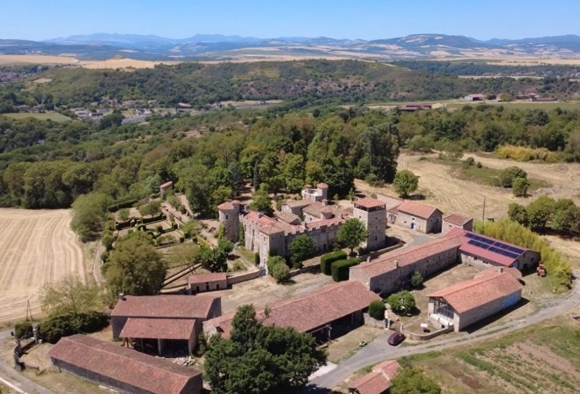 Domaine de 79 ha comprenant un château, deux maisons annexes et des dépendances.