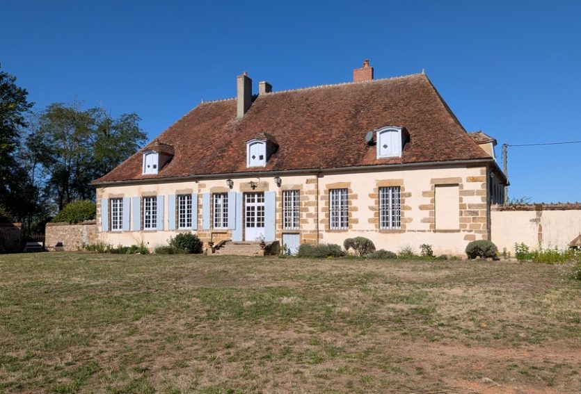 Elégant logis XVIIIe avec dépendances