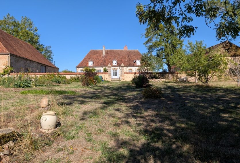 Elégant logis XVIIIe avec dépendances
