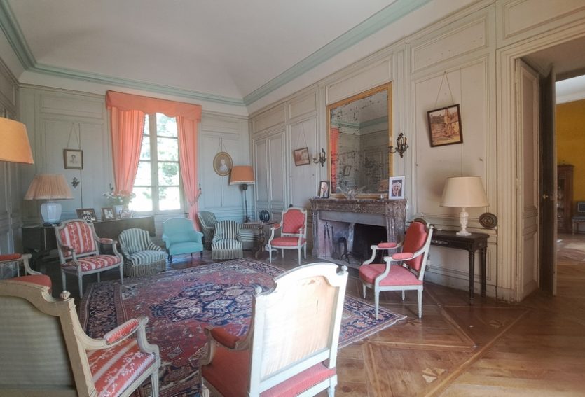 Château du XVIIe avec maison annexe et dépendances sur un domaine de 48 ha.