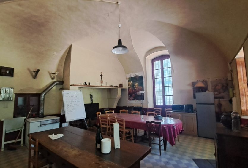 Château du XVIIe avec maison annexe et dépendances sur un domaine de 48 ha.