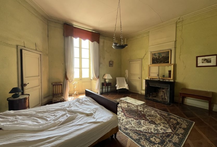 Château du XVIIe avec maison annexe et dépendances sur un domaine de 48 ha.