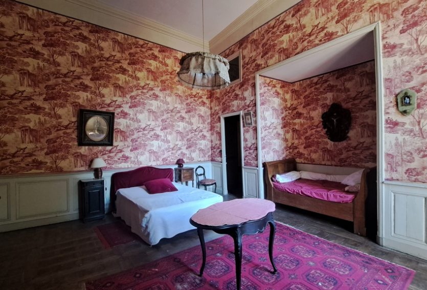 Château du XVIIe avec maison annexe et dépendances sur un domaine de 48 ha.