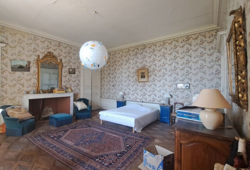 Château du XVIIe avec maison annexe et dépendances sur un domaine de 48 ha.