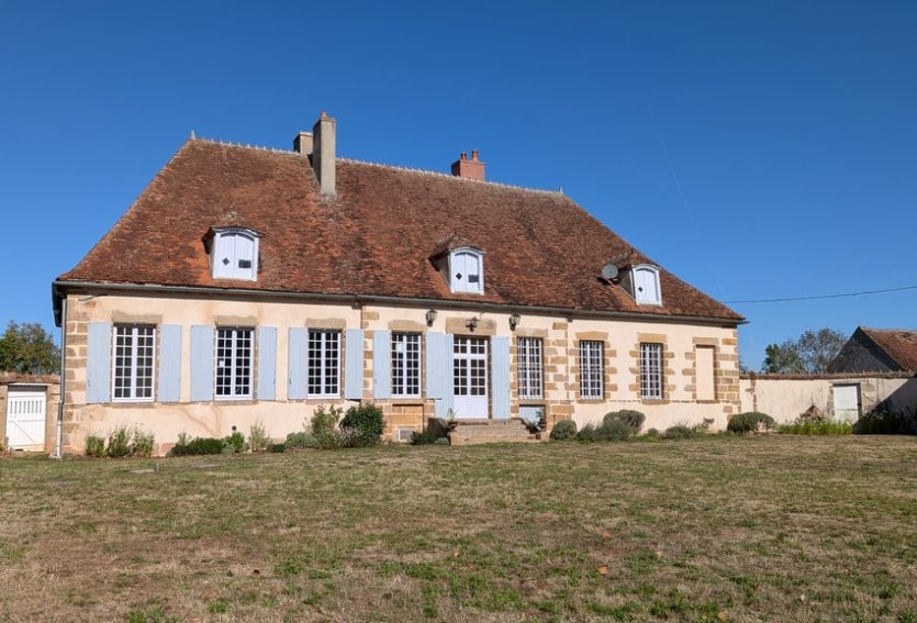 Elégant logis XVIIIe avec dépendances