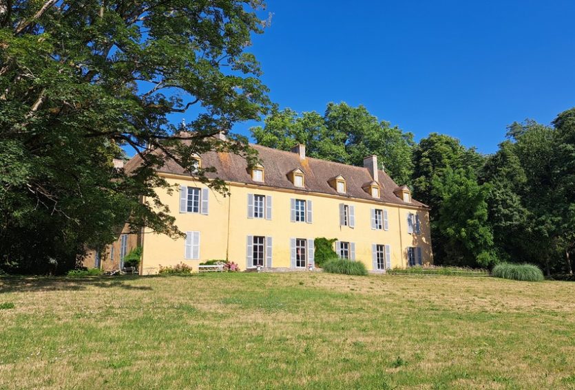 Château du XVIIe avec maison annexe et dépendances sur un domaine de 48 ha.