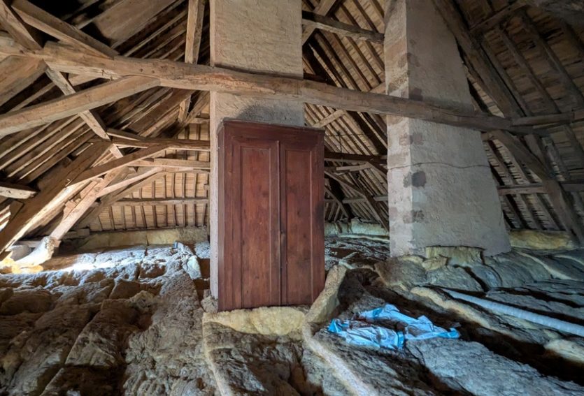 Elégant logis XVIIIe avec dépendances